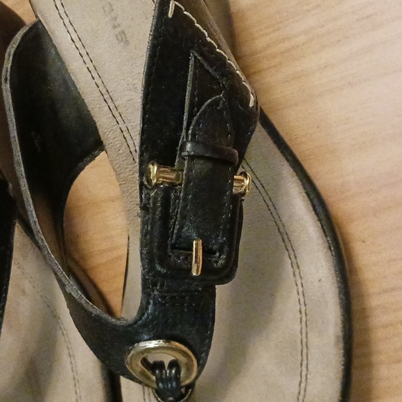 Predictions "Meridith" Black Thong Sandals in Size 7.5 - Picture 9 of 16